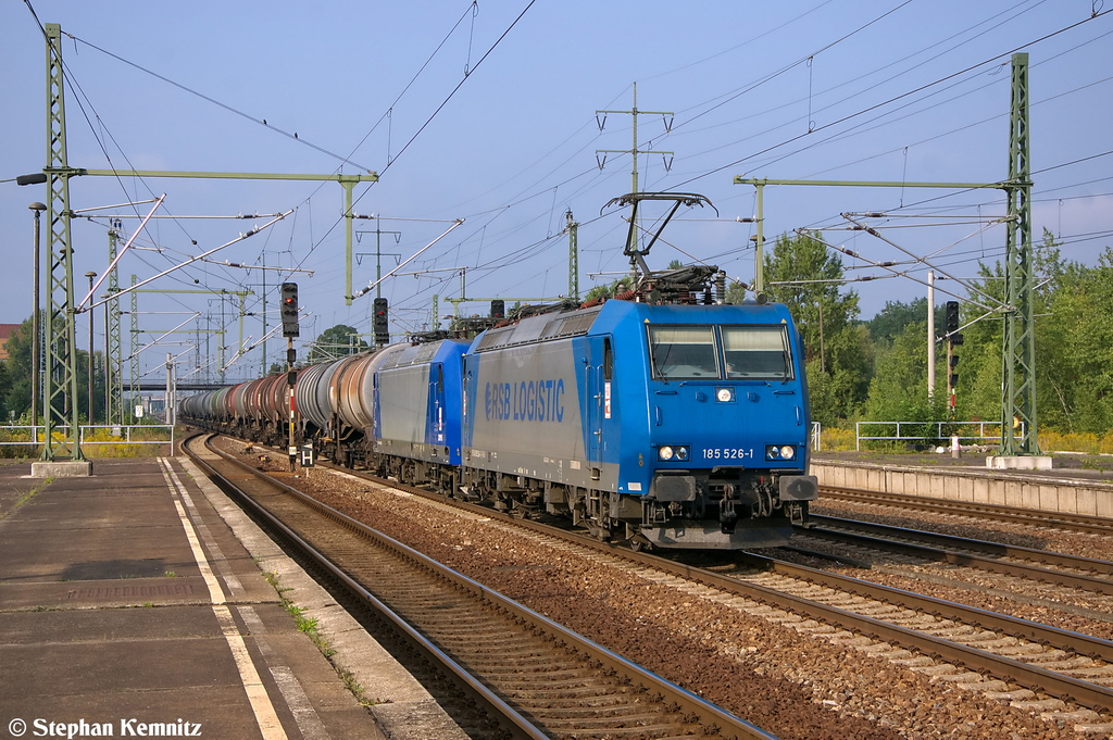 185 526-1 Alpha Trains fr HGK - Hfen und Gterverkehr Kln AG mit der Wagenlok 145-CL 201 [HGK 2015] (145 097-2) und einem Kesselzug  Benzin oder Ottokraftstoffe  in Schnefeld und fuhr in Richtung Grnauer Kreuz weiter. 21.08.2012