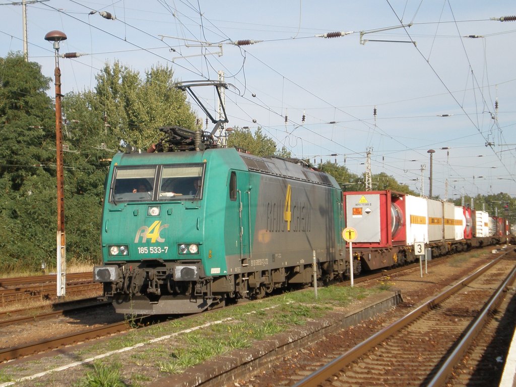 185 533 mit Containerzug aus Ruhland in Elsterwerda-Biehla, 02.10.2012.
