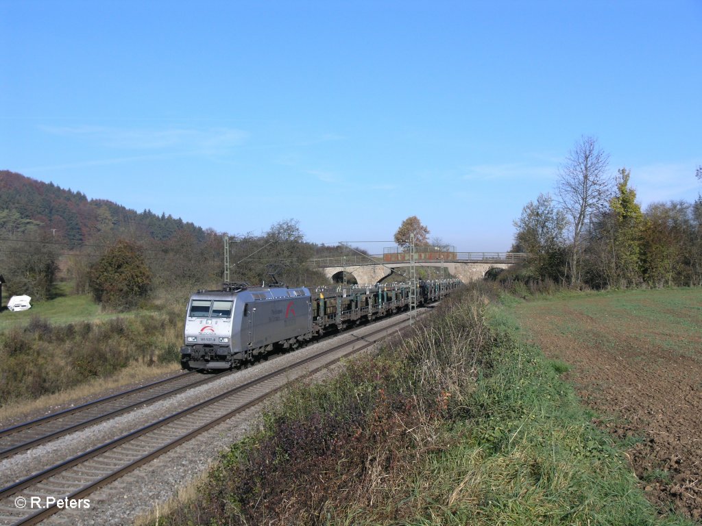 185 537-8 mit einem leeren Autotransportzug bei Dettenhofen. 29.10.10