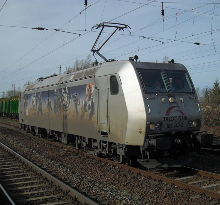 185 540-2 von TXLogistik wartet auf die Rangierfahrt im Bahnhof Rostock-Bramow.(07.04.2011)