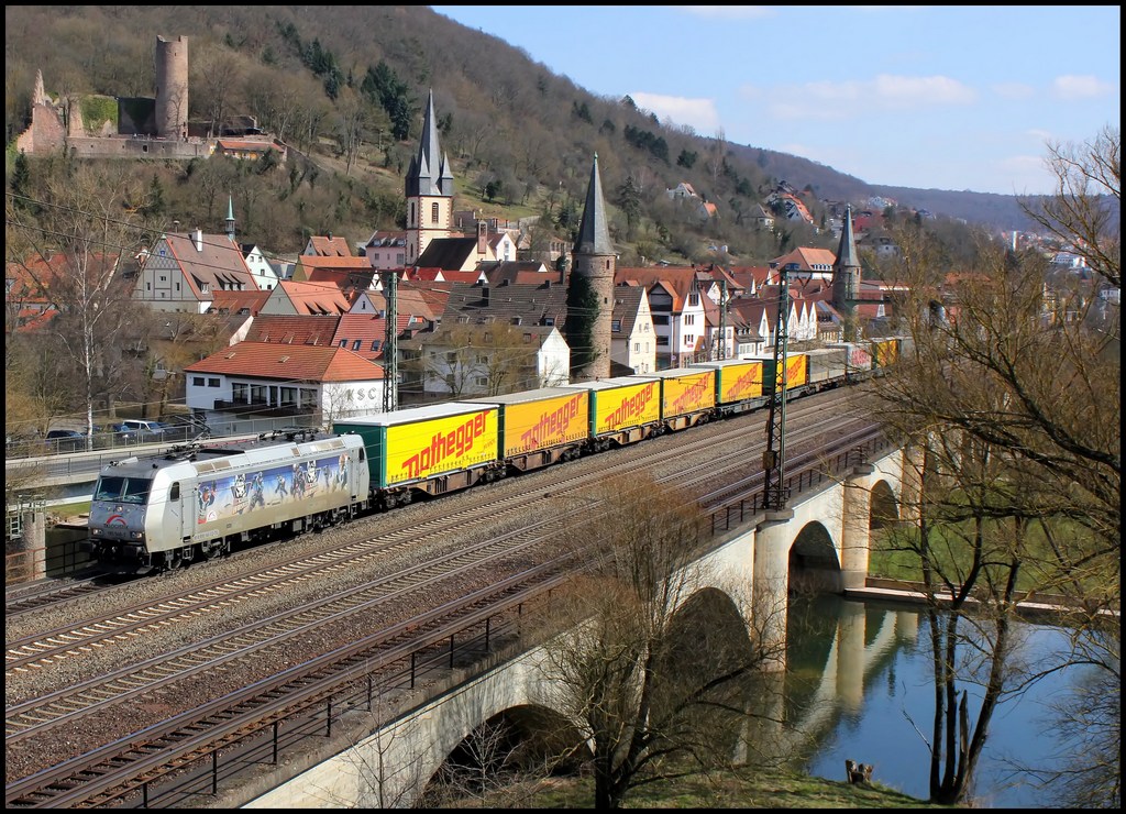 185 540 von TX Logistik mit Gterzug am 07.04.13 in Gemnden am Main