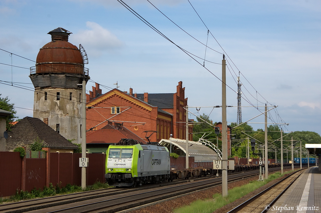 185 542-8 Captrain Deutschland GmbH fr RBB - Regiobahn Bitterfeld Berlin GmbH mit einem Containerzug in Rathenow und fuhr in Richtung Stendal weiter. Netten Gru an den Lokfhrer! 13.06.2012