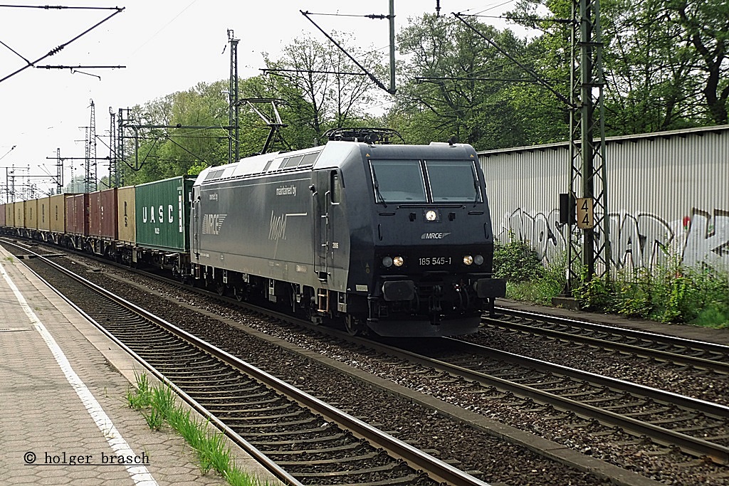 185 545 fuhr mit einen containerzug am 06.05.13 durch harburg 