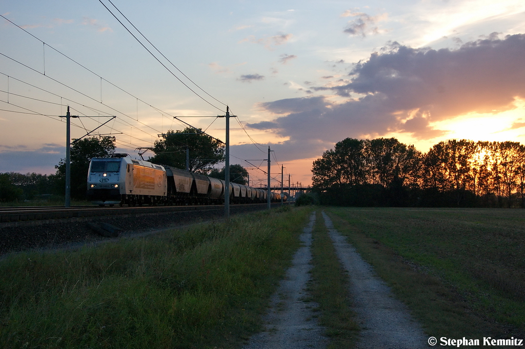 185 548-5 ITL Eisenbahn GmbH mit einem Getreidezug bei Rathenow und fuhr in Richtung Wustermark weiter. 29.08.2012