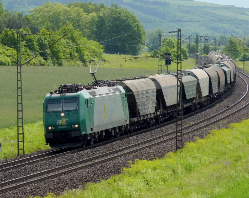 185 550-1 von Captrain mit Gterzug am 03.06.10 bei Harrbach