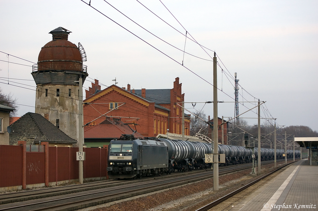 185 551-9 MRCE Dispolok GmbH fr CFL Cargo Deutschland GmbH mit einem GATX-Kesselzug  Dieselkraftstoff oder Gasl oder Heizl (leicht)  in Rathenow in Richtung Stendal unterwegs. 07.03.2012