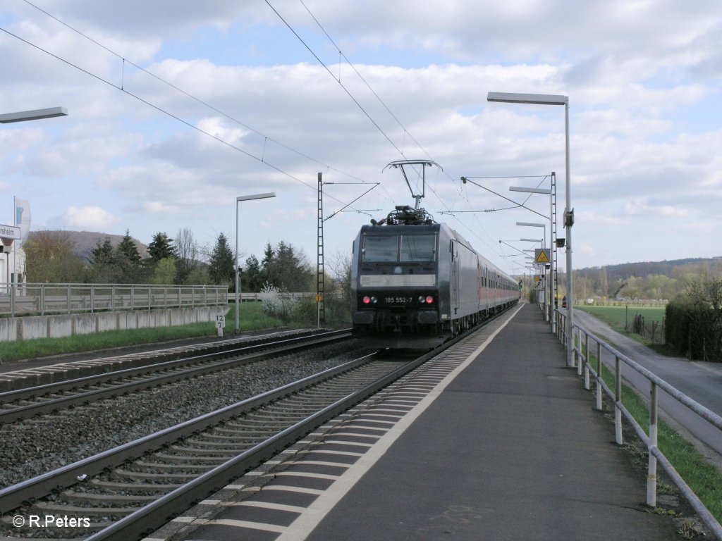 185 552 Nachschuss mit ihrem RE Wrzburgin Thngersheim. 10.04.10