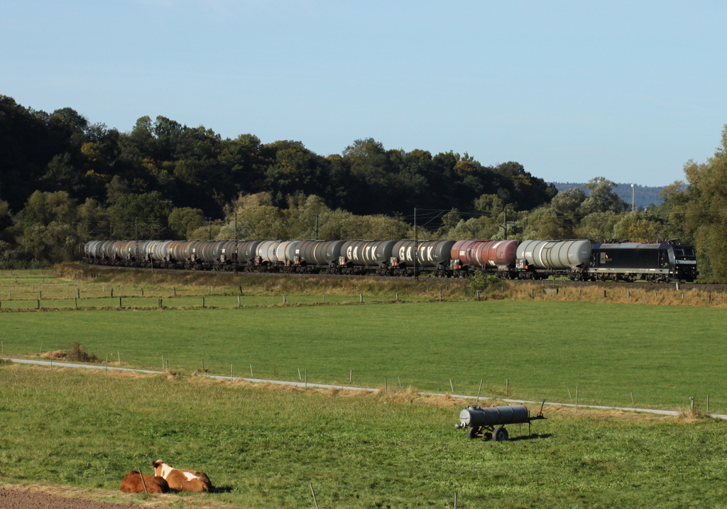 185 555 mit Kesselwagenzug am 30.09.12 bei Hermannspiegel