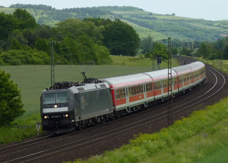 185 556-8 mit RE nach Frankfurt am 03.06.10 bei Harrbach