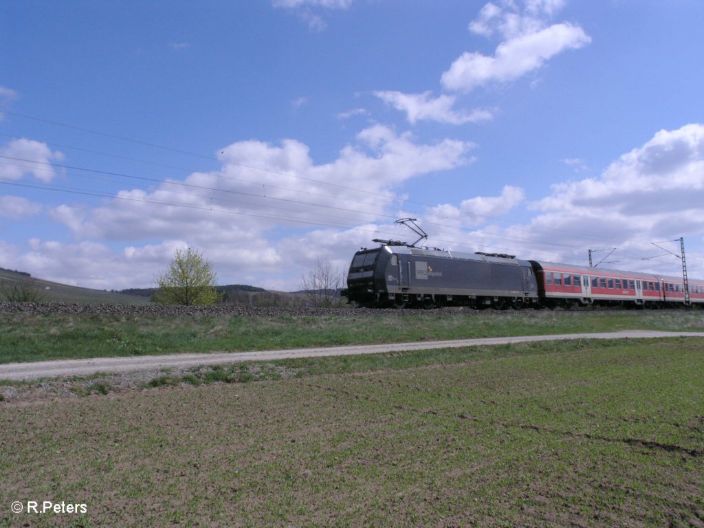 185 556 schiebt den RE 4615 nach Wrzburg bei Thngersheim. 10.04.10