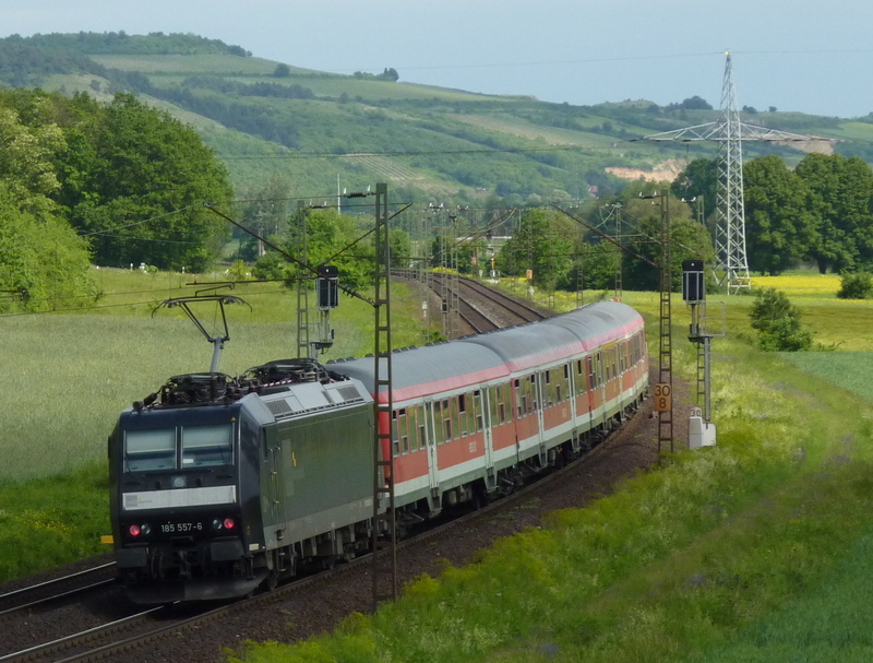 185 557-6 mit RE aus Frankfurt am 03.06.10 bei Harrbach