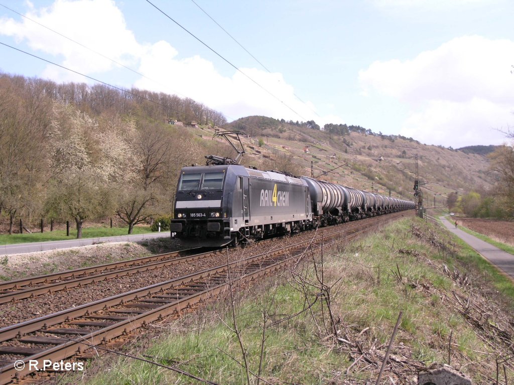 185 563-4 zieht ein Kesselzug durchs Maintal bei Gambach. 12.04.08