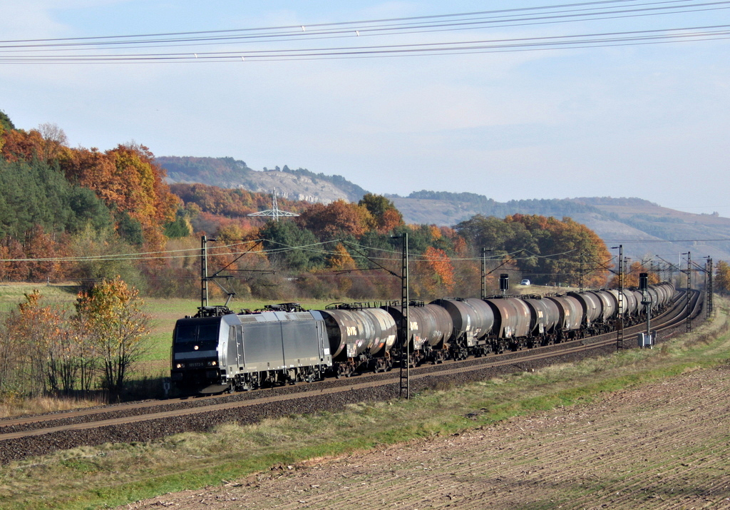 185 572-5 mit Kesselwagenzug am 06.11.11 bei Harrbach