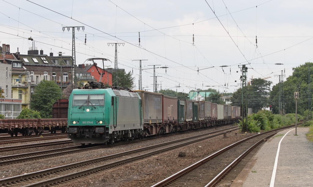 185 576 im Dienste fr Crossrail mit DGS 40162 (Novara Boschetto-Genk Haven) durchfuhr am 16.07.11 Kln West