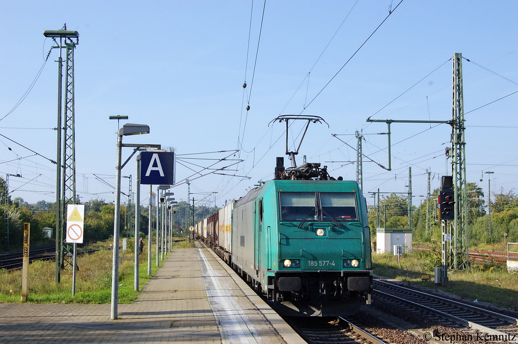 185 577-4 fr Crossrail AG mit einem Containerzug in Braunschweig. 24.09.2011