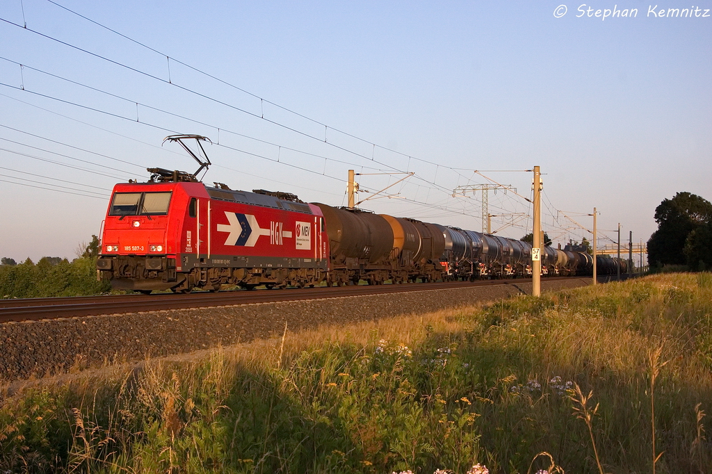 185 587-3 HGK - Hfen und Gterverkehr Kln AG [HGK 2055] mit einem Kesselzug  Umweltgefhrdender Stoff, flssig  in Vietznitz und fuhr in Richtung Wittenberge weiter. 23.07.2013