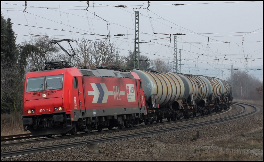 185 587 der HGK mit Kesselwagenzug am 30.03.13 in Gtzenhof