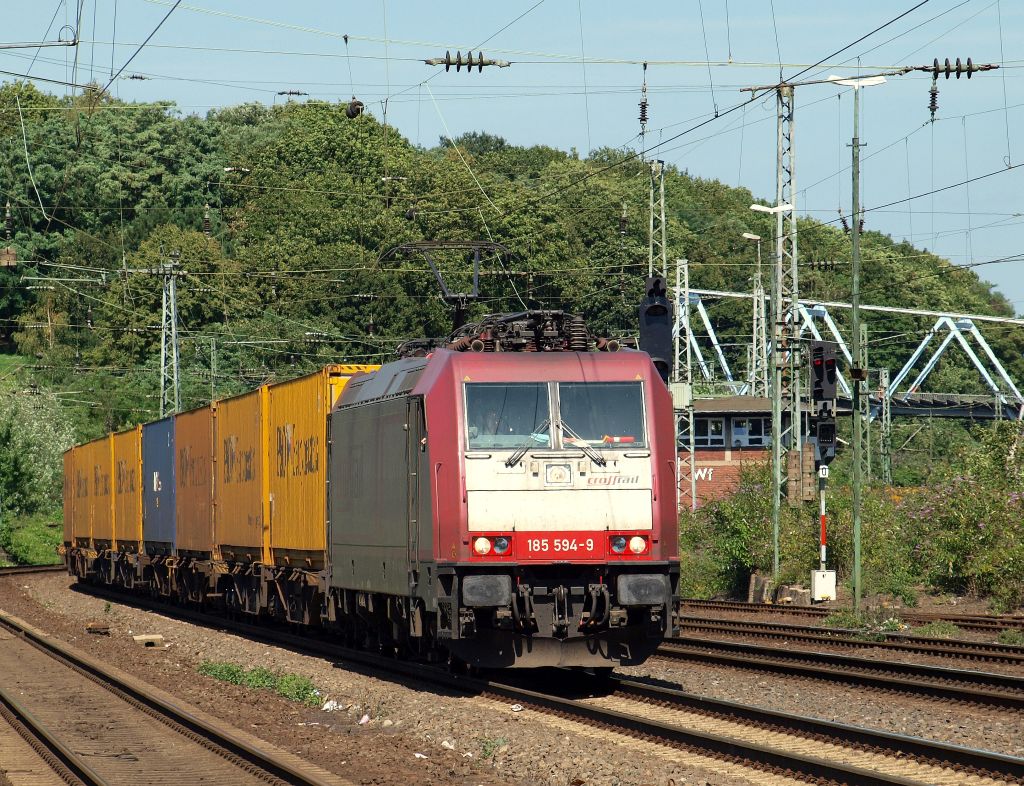 185 594-9 von Crossrail fuhr mit einem langen Containerzug durch Kln-West am 20.8.