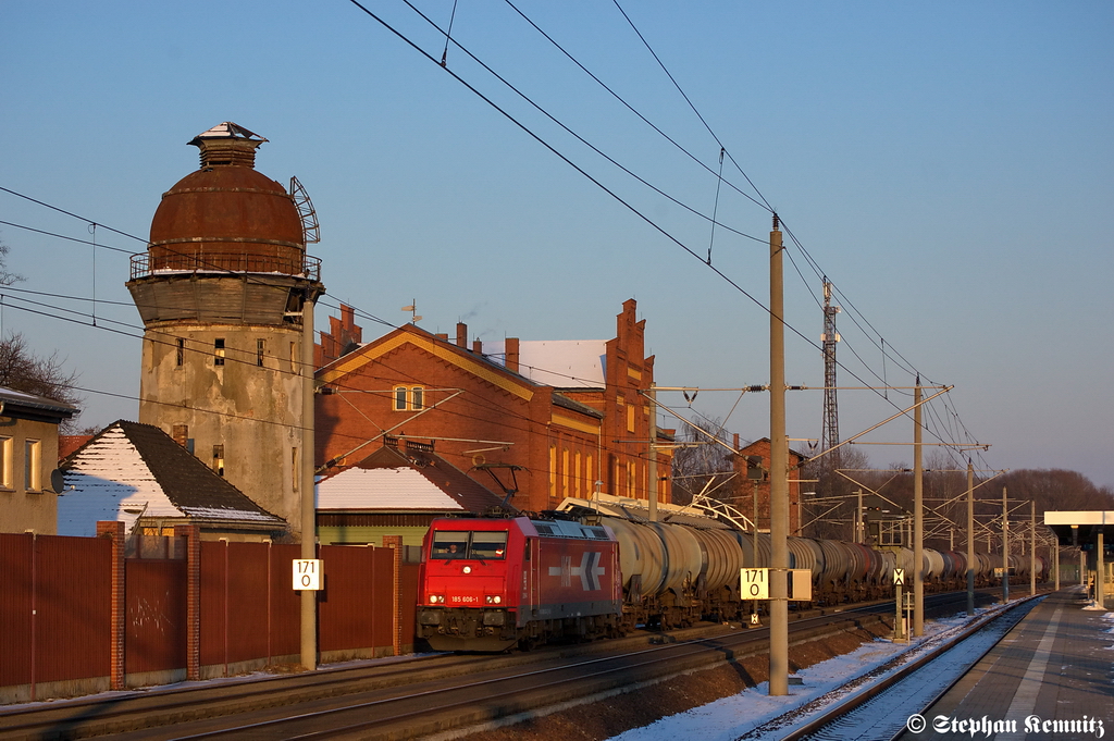 185 606-1 HGK - Hfen and Gterverkehr Kln AG [HGK 2064] mit einem Kesselzug  Benzin oder Ottokraftstoffe  in Rathenow in Richtung Stendal unterwegs. 04.02.2012