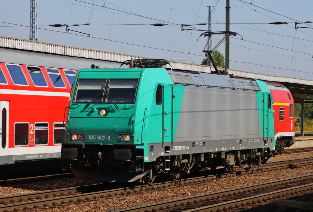 185 607 auf flotter Solofahrt durch Berlin Schnefeld am 18.08.11