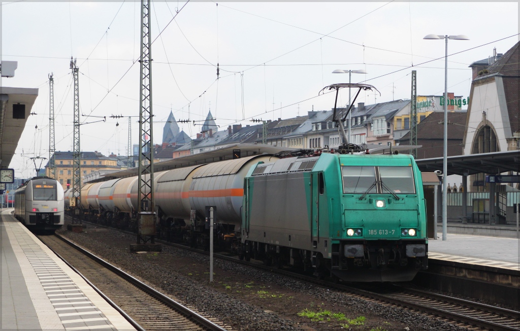 185 613 am nebligen Morgen des 29.09.12 bei der Durchfahrt von Koblenz in Richtung Sden