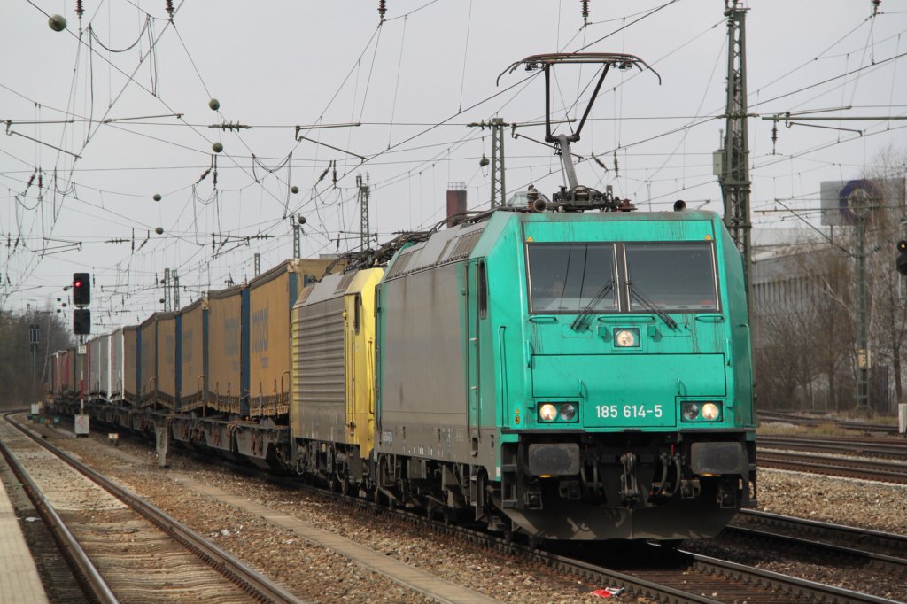 185 614-5 mit KLV-ZUG 43101 von Wanne-Eickel nach Verona bei der Durchfahrt am 31.03.2012 in Mnchen Heimeranplatz