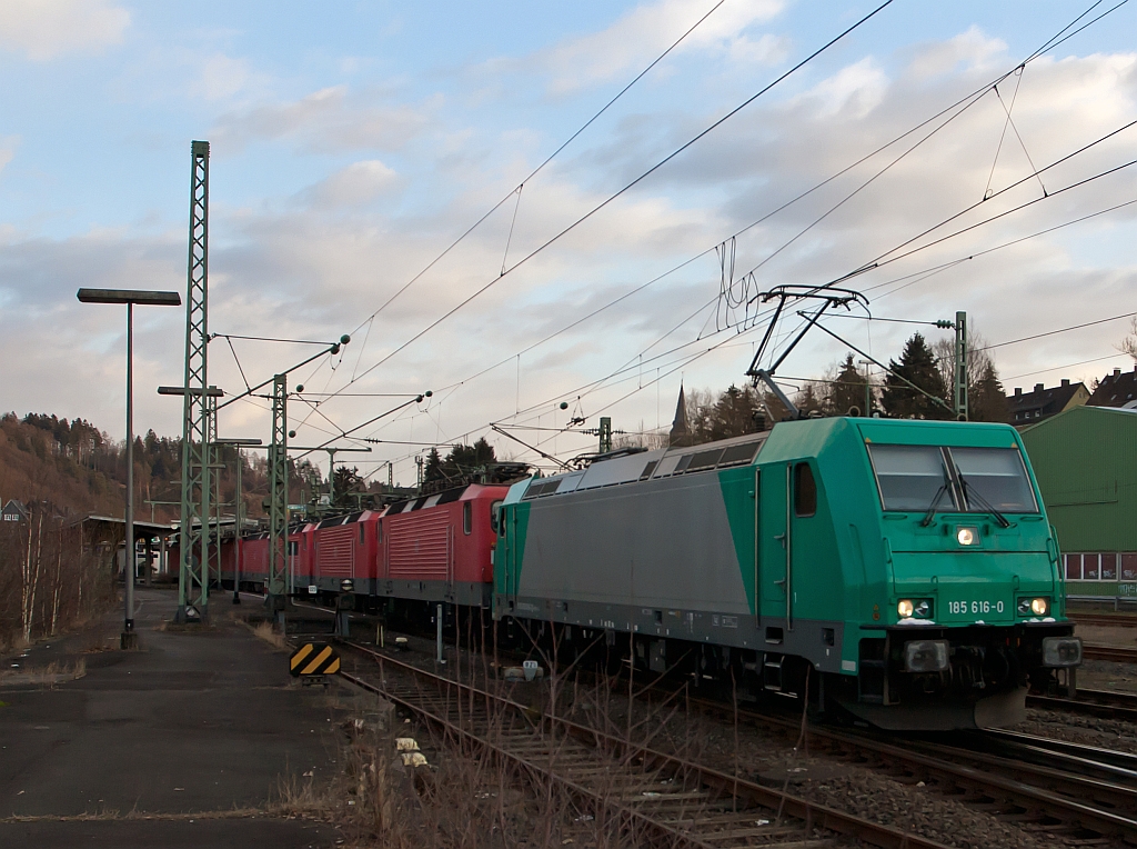 185 616-0 (eine TRAXX F140 AC2, Baujahr 2008) zieht am 04.02.2012 mit sechs 143ern am Haken durch den Bahnhof Betzdorf/Sieg in Richtung Kln.