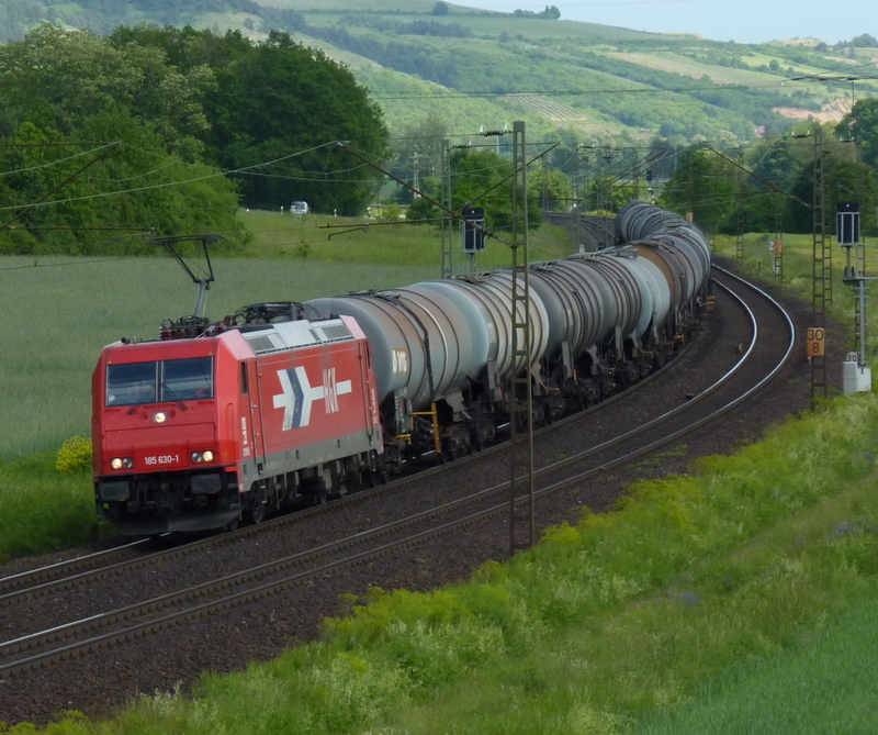 185 630-1 HGK mit Kesselwagenzug am 03.06.10 bei Harrbach