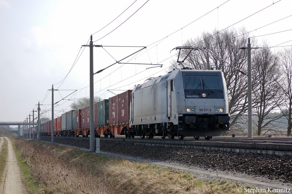 185 671-5 Railpool im Dienst fr die OHE mit Containerzug zwischen Growudicke und Rathenow in Richtung Stendal unterwegs. 02.04.2011