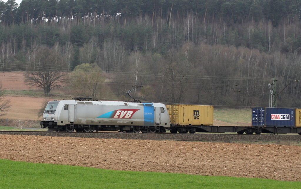 185 673 der EVB mit Containerzug am 02.04.12 bei Fulda