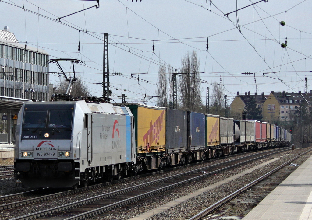 185 674 von TX Logistik mit Gterzug am 03.04.12 in Mnchen Heimeranplatz