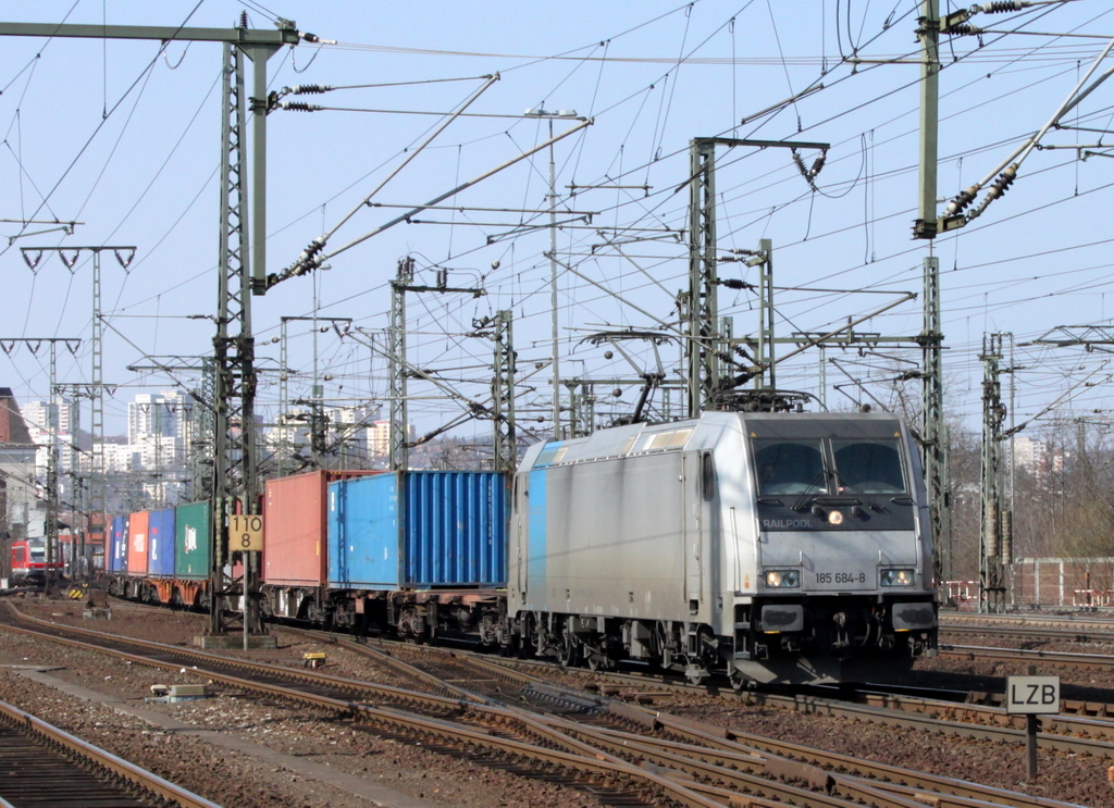 185 684-8 mit Containerzug am 29.03.11 in Fulda

