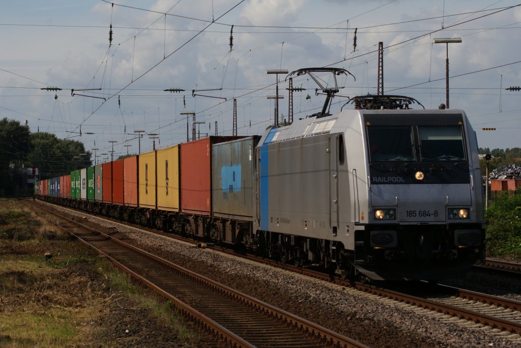 185 684-8 mit einem Containerzug in Hilden am 25.08.2010