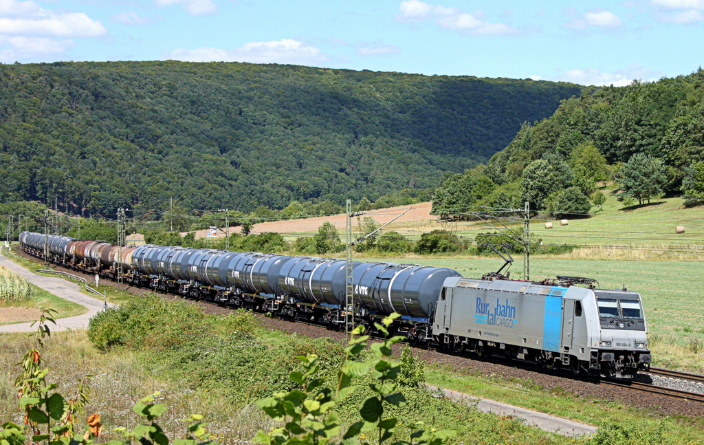 185 684-8 mit Kesselwagenzug am 12.08.12 bei Harrbach