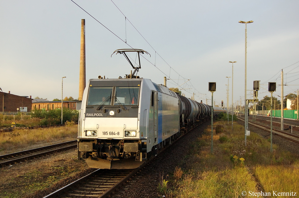 185 684-8 Railpool fr RTB - Rurtalbahn Cargo GmbH mit einem 1,3-Butadien Kesselzug in Rathenow Richtung Wustermark unterwegs. 19.10.2011