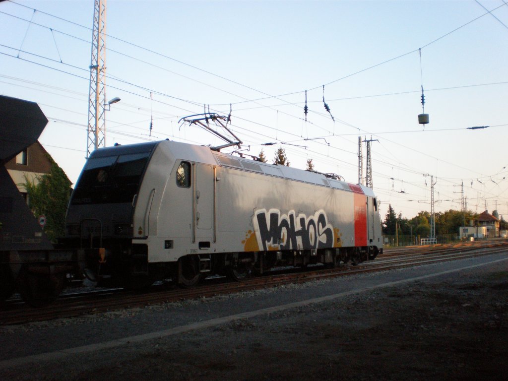 185 685 fhrt mit einigen RAIL-PRO Schotterwagen in den Bahnhof Elsterwerda ein. 