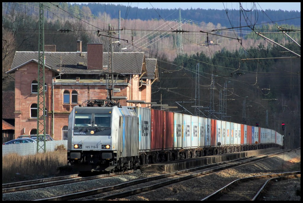 185 716 von boxxpress mit Containerzug am 13.04.13 in Jossa