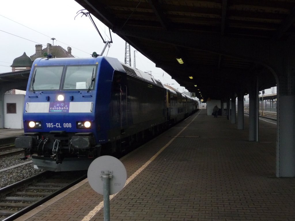 185 CL-008 (91 80 6185 508-9 D-ATLD) am 14.03.2010 in Schwerte (Ruhr). Es ist der letzte Tag des Ersatzverkehrs fr nicht fristgerecht gelieferte FLIRT-Triebwagen. Aus diesem Anlass fuhr hinter der Lok ein  Dome-Car  des FEK mit. RE13 -> Hamm