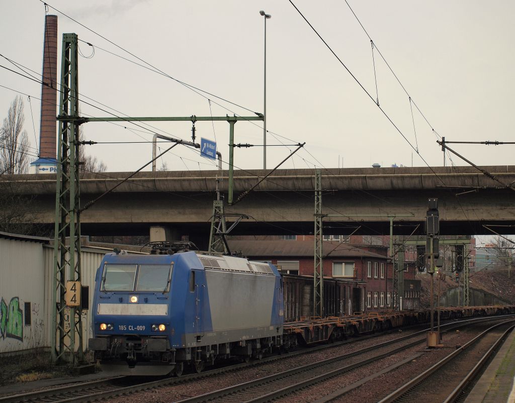 185 CL-009 fuhr mit einem Leerwagenpark durch den Harburger Bahnhof am 15.1