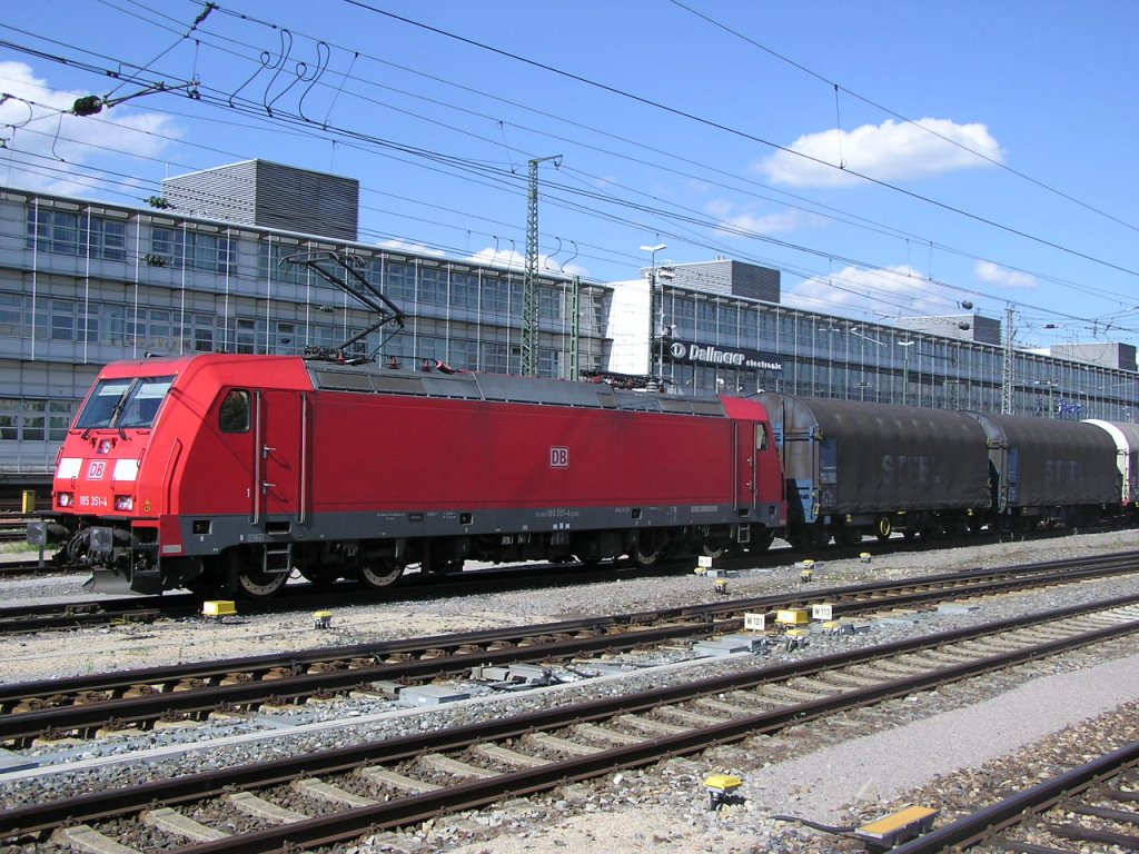 185er mit Gterzug durch Regensburg.