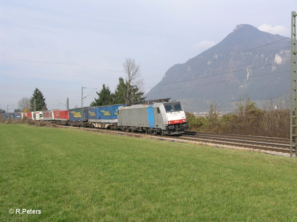 186 110 mit Wechselpritschenzug bei Niederaudorf. 03.11.10