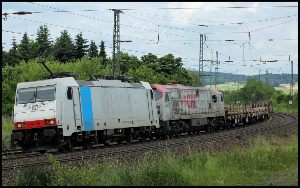 186 136 und 250 001 von OHE mit Flachwagenzug 427 002+ 428 051 