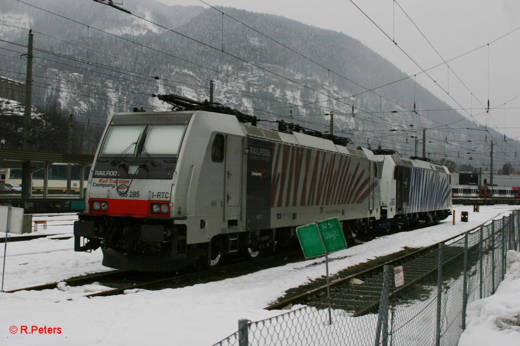 186 285-8 mit 185 661-6 abgestellt in A-Kufstein. 04.02.12