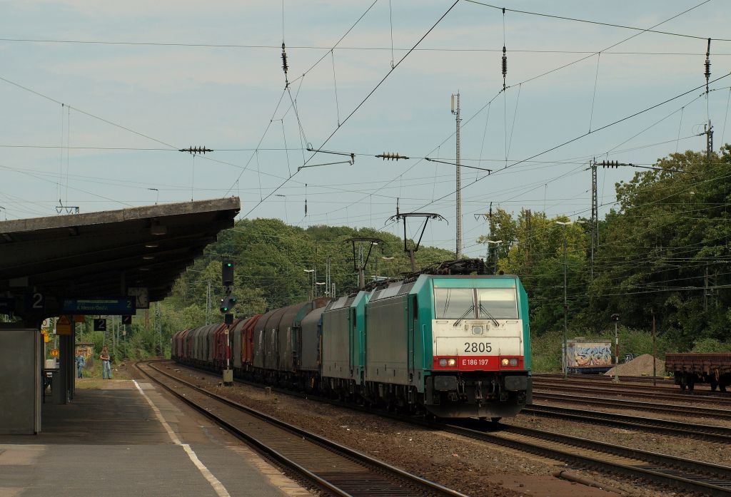 186 Doppeltraktion am 16.7.11 in Kln West inform von 186 197 und 186 206 mit einem schweren Coilzug am Haken.