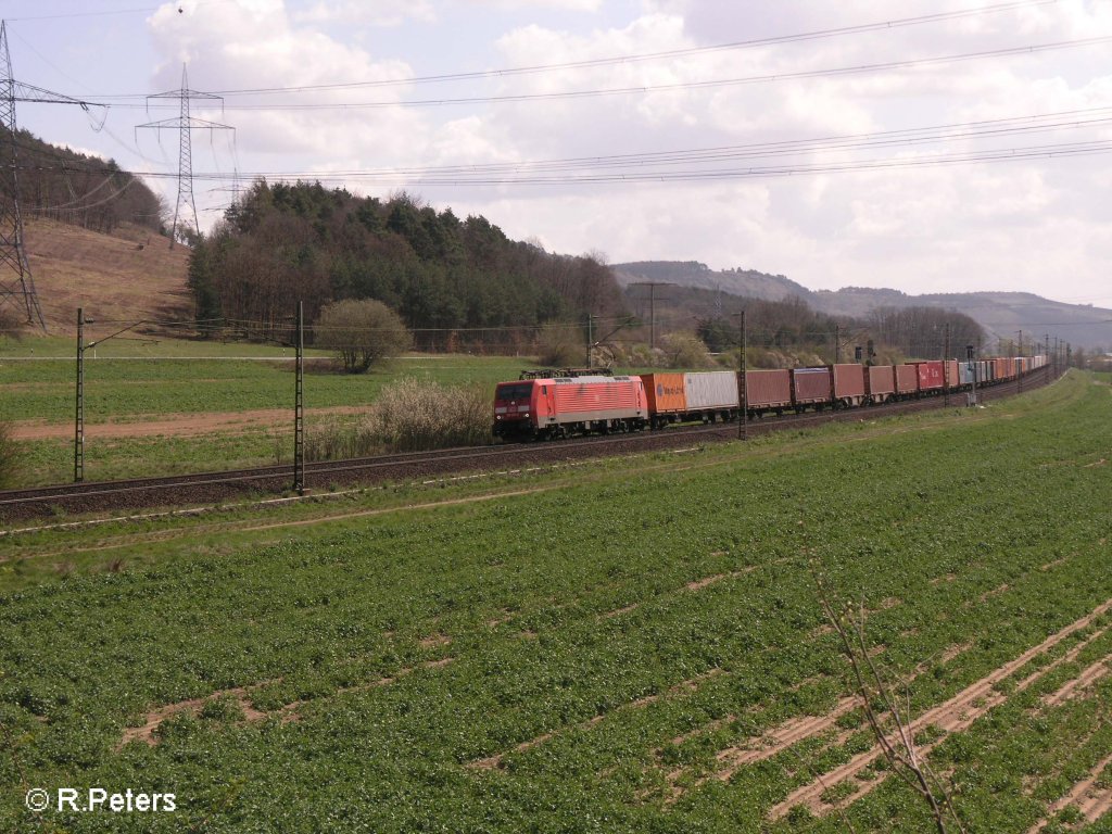 189 005-2 folgt im Blockabstand dahinter mit ein Containerzug. 12.04.08