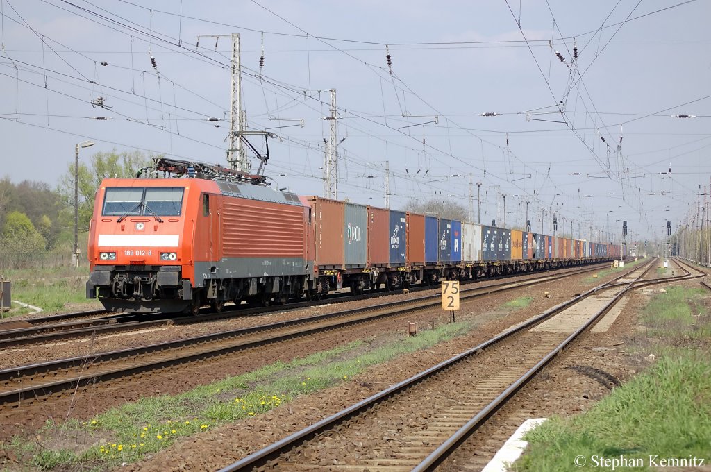 189 012-8 mit Containerzug in Priort in Richtung Marquardt unterwegs. 19.04.2011