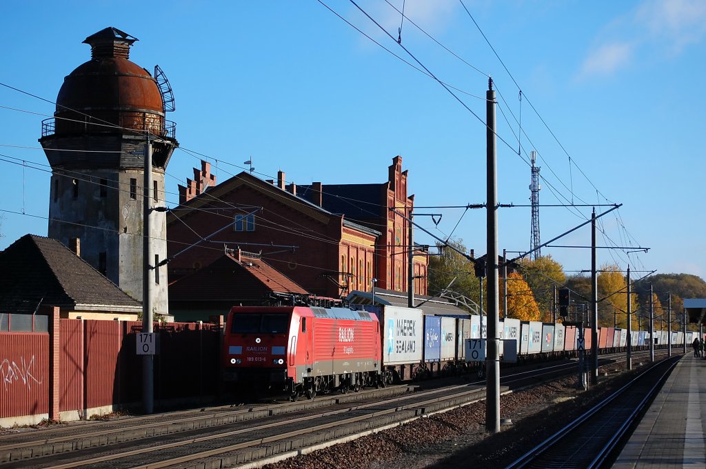 189 013-6 mit einem Containerzug in Rathenow in Richtung Stendal. 26.10.2010