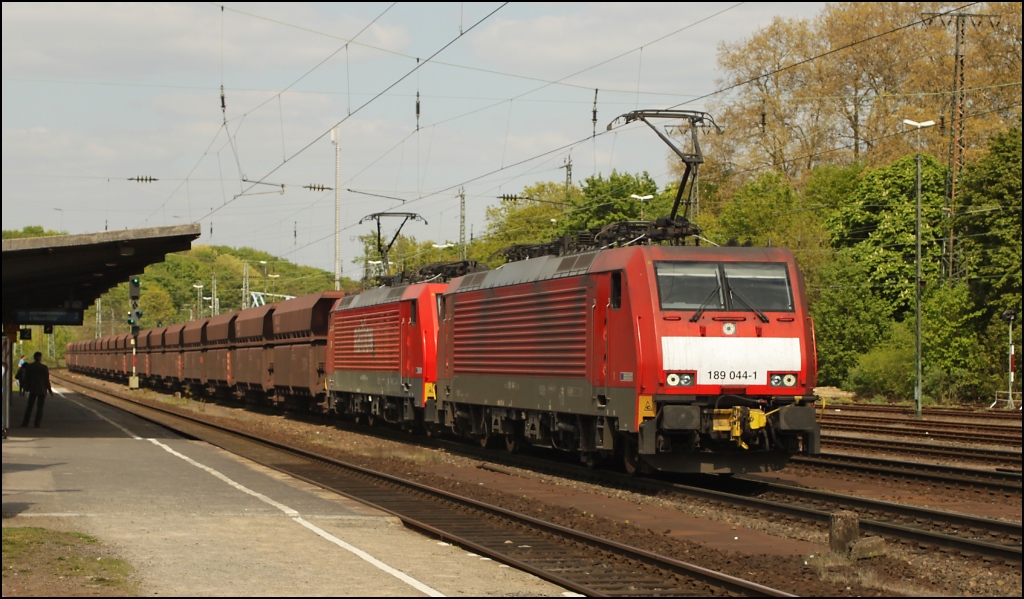 189 044 und 189 047 mit Erzzug am 17.04.11 in Kln West