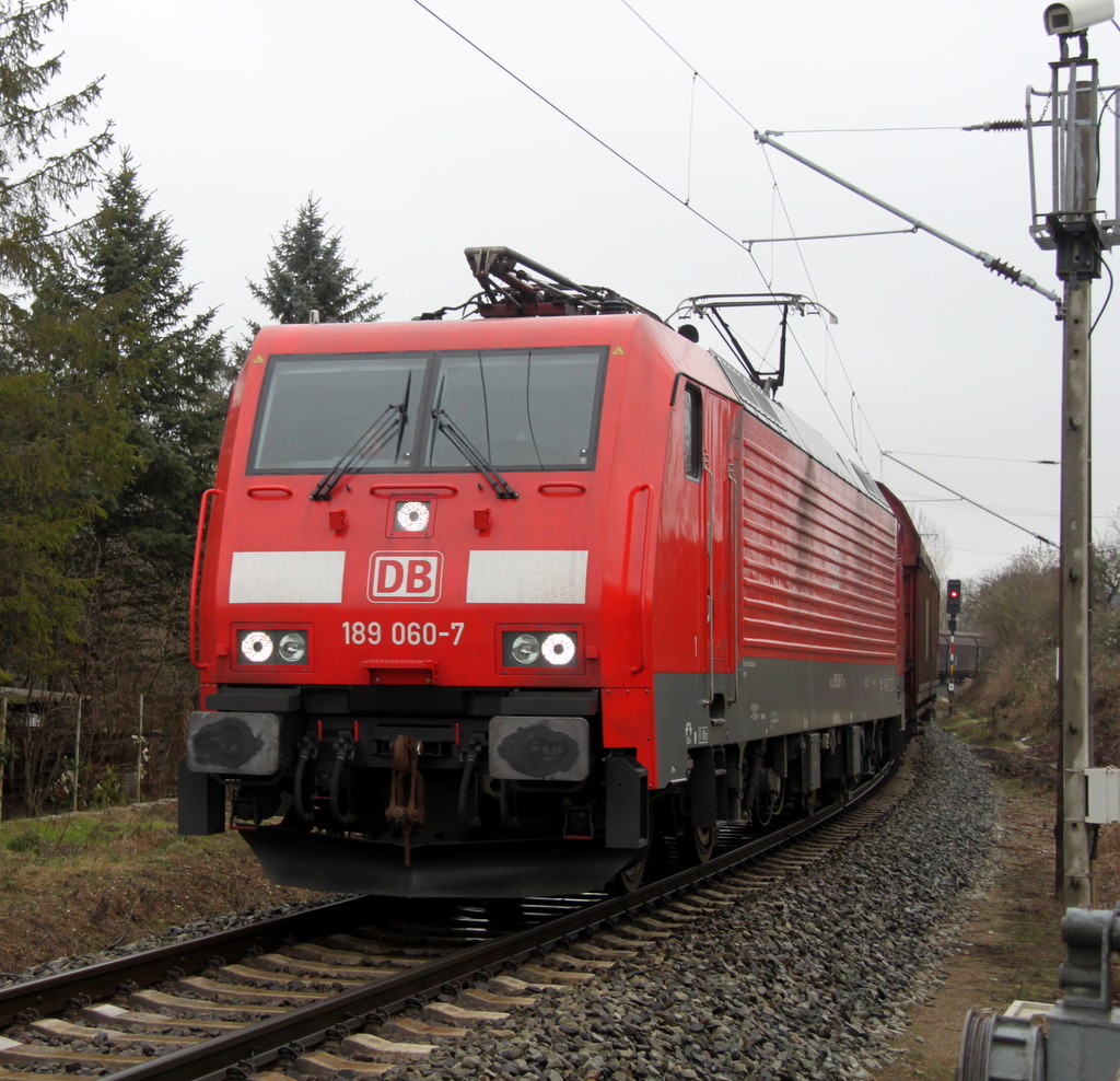 189 060-7 mit einem Unbekannten Gterzug Richtung Rostock-Seehafen bei der Durchfahrt in der Gterumgehung Rostock/Hbf.03.02.2013