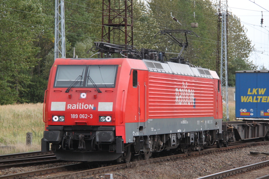 189 062-3 mit LKW-Walter aus Richtung Berlin kommend auf dem Weg nach Rostock-Seehafen bei der Einfahrt im Bahnhof Rostock-Seehafen.07.09.2012